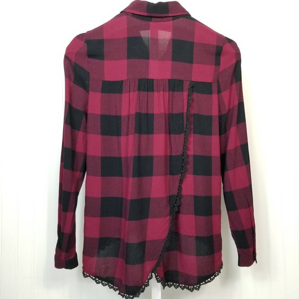 Love On‎ A Hanger Plaid Crochet Trim Tulip Back Top - Picture 2 of 8
